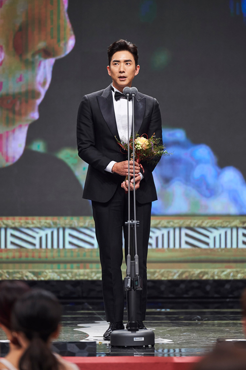 30일 저녁, 서울 마포구 상암동 MBC 신사옥에서 ‘2017 MBC 연기대상’이 개최됐다. 연속극 부문 최우수연기상 수상자 배우 고세원이 수상소감을 밝히고 있다. 2017.12.30