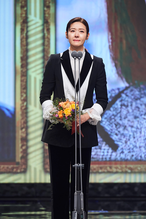 30일 저녁, 서울 마포구 상암동 MBC 신사옥에서 ‘2017 MBC 연기대상’이 개최됐다. 연속극 우수연기상 수상자 ‘돌아온 복단지’의 송선미가 수상소감을 말하던 중 눈물을 참고 있다. 2017. 12.30