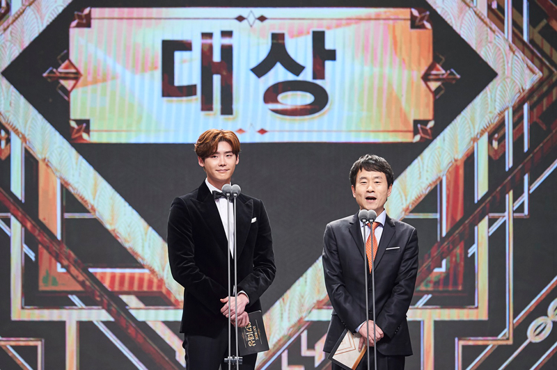 30일 저녁, 서울 마포구 상암동 MBC 신사옥에서 ‘2017 MBC 연기대상’이 개최됐다. 대상 시상자 배우 이종석과 최교식이 인사말을 하고 있다. 2017.12.30