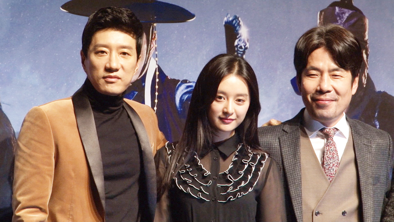 3일 오전, 서울 강남구 압구정CGV에서 영화 ‘조선명탐정:흡혈괴마의 비밀’ 제작발표회가 열렸다. 주연배우 김명민, 김지원, 오달수가 포토타임을 가지고 있다. (영상갈무리) 2018.01.03