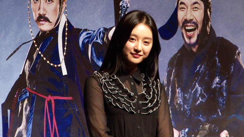 3일 오전, 서울 강남구 압구정CGV에서 영화 ‘조선명탐정:흡혈괴마의 비밀’ 제작발표회가 열렸다. 주연배우 김지원이 포토타임을 가지고 있다. (영상 <br