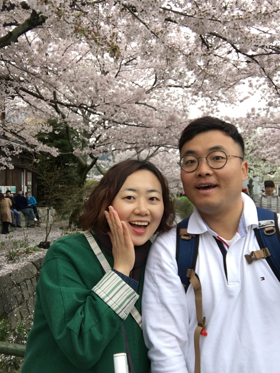 벚꽃 속에서 즐거운 한 때를 보내는 배정란, 김종명 부부