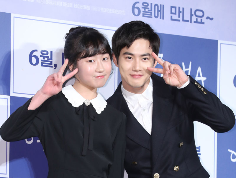 14일 오전, 서울 광진구 롯데시네마 건대입구점에서 '여중생A' 제작보고회가 열렸다. 주연 배우 김환희, 김준면(EXO 수호)가 취재진 앞에서 포즈를 취하고 있다. 2018.05.14