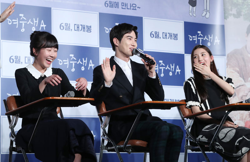 14일 오전, 서울 광진구 롯데시네마 건대입구점에서 '여중생A' 제작보고회가 열렸다. 배우 김환희, 김준면(EXO 수호), 정다빈이 취재진의 질문에 답하다 함박웃음을 짓고 있다. 2018.05.14