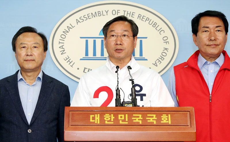 10일 서울 여의도 국회 정론관에서 유정복 자유한국당 인천시장 후보(가운데)가 정태옥 의원의 인천·부천 비하 발언 관련 기자회견에서 인천 시민에게 '죄송하다'고 말하고 있다. 왼쪽 홍일표 의원(인천 남구갑), 오른쪽 안상수 의원(인천 중구동구강화옹진) 2018.06.10.