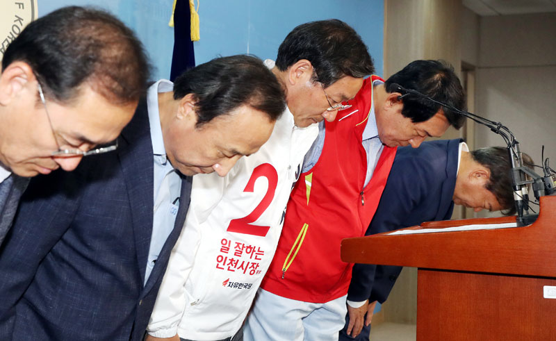 이종철 기자 = 10일 서울 여의도 국회 정론관에서 유정복 자유한국당 인천시장 후보(가운데)가 정태옥 의원의 인천·부천 비하 발언 관련 기자회견을 하면서 고개를 숙이고 '죄송하다'고 말하고 있다. 2018.06.10.