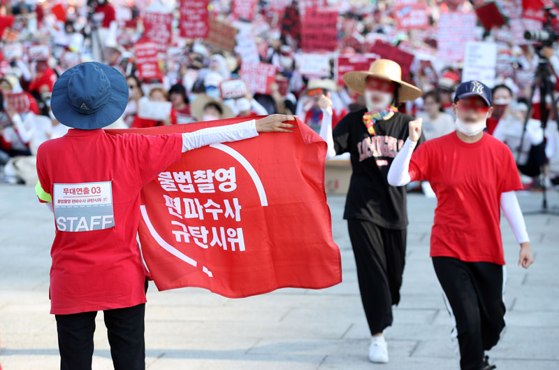 4일 오후 서울 종로구 광화문광장에서 열린 불법 몰래카메라 촬영 규탄 집회에서 참가 여성들이 구호를 외치고 있다. 2018.08.04.