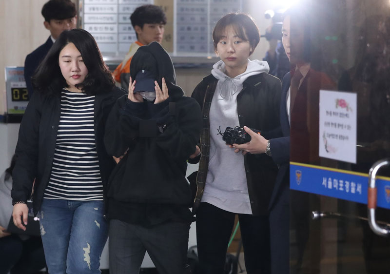 홍익대학교 회화 수업 도중 남성 모델의 나체 사진을 촬영해 인터넷에 유출한 혐의를 받고 있는 20대 모델 안모(25, 여)씨가 구속 전 피의자심문(영장실질심사)을 받기 위해 12일 오후 서울 마포경찰서를 나서 서부지법으로 향하고 있다. 2018.05.12.