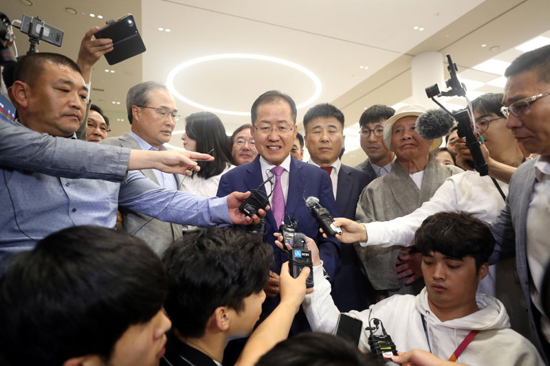 두 달간의 미국 생활을 마친 홍준표 전 자유한국당 대표가 15일 오후 인천국제공항을 통해 귀국해 소감을 밝히고 있다. 2018.09.15.