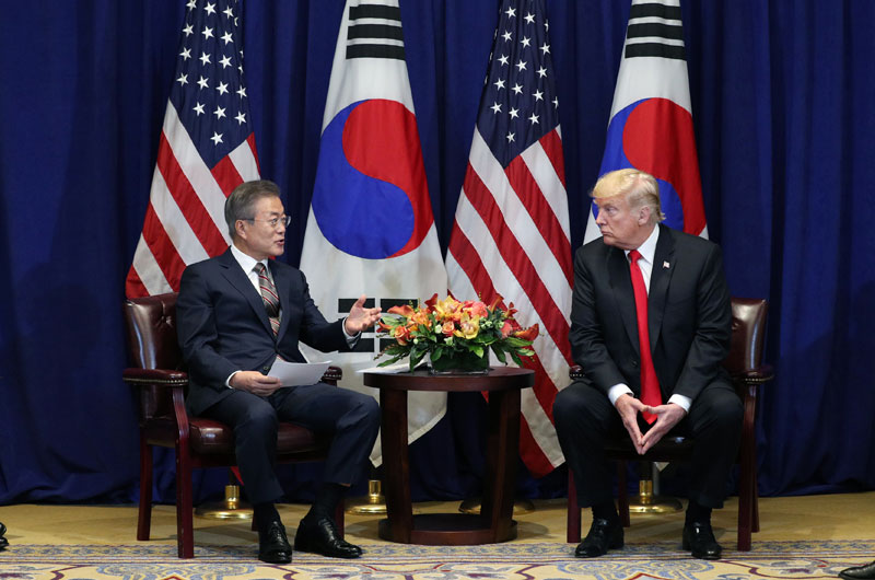 문재인 대통령과 도널드 트럼프 미극 대통령이 24일 오후(현지시간) 미국 롯데 뉴욕 팰리스 호텔 허버드룸에서 한미정상회담을 하고 있다. 자료사진.