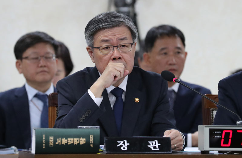 11일 오후 정부세종청사에서 열린 국회 환경노동위원회의 고용노동부에 대한 국정감사에서 이재갑 장관이 위원의 질의를 들으며 얼굴을 만지고 있다. 2018.10.11