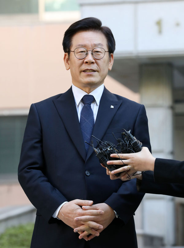 12일 오전 경찰이 이재명 경기도지사에 대한 공직선거법위반 고발사건 관련해 주거지와 성남시청(4개 사무실) 등에 대한 압수수색을 진행했다. 이날 오전 경기 성남시 분당구 자택 앞에서 이재명 지사가 일정을 위해 나서며 취재진의 질문에 답하고 있다. 2018.10.12.