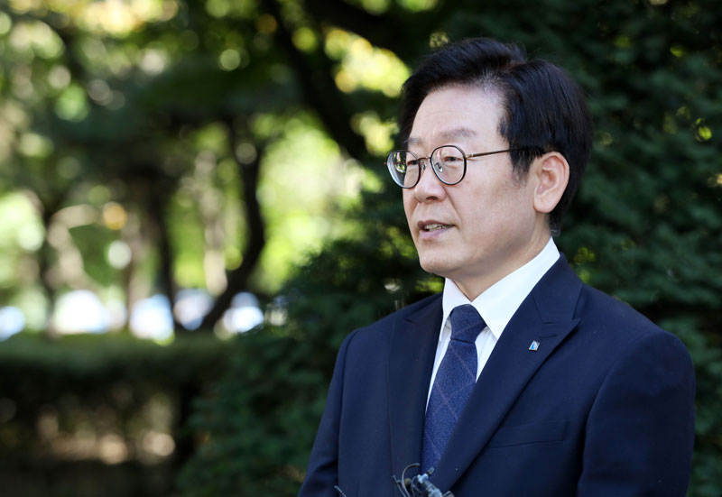 12일 경찰이 이재명 경기지사에 대한 공직선거법위반 고발사건 관련 주거지와 성남시청(4개 사무실) 등에 대래 압수수색을 진행했다. 압수수색 종료 이후 이 지사가 경기 성남시 분당구 자택을 나서며 취재진의 질문에 답하고 있다. 2018.10.12.