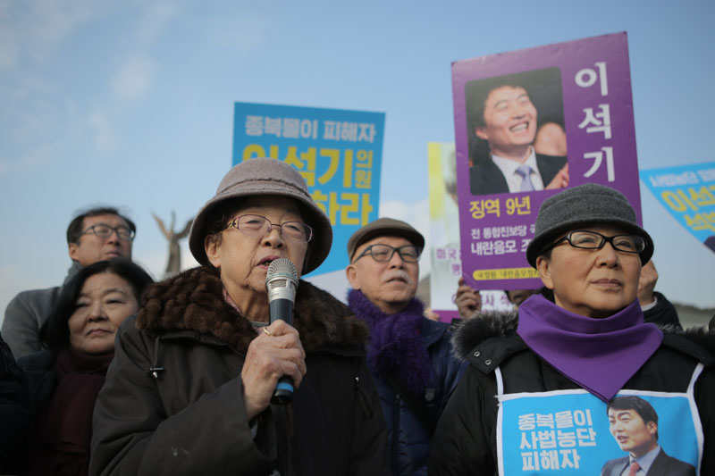 10일 오후, 서울 종로구 청와대 앞 분수대에서는 민주화실천가족운동협의회(이하 민가협, 상임의장 조순덕)이 주최하는 1204회차 목요집회가 열렸다. 이정이 씨가 삼일절 특사에 양심수를 포함해야 한다는 취지의 발언을 하고 있다. 2019.01.10