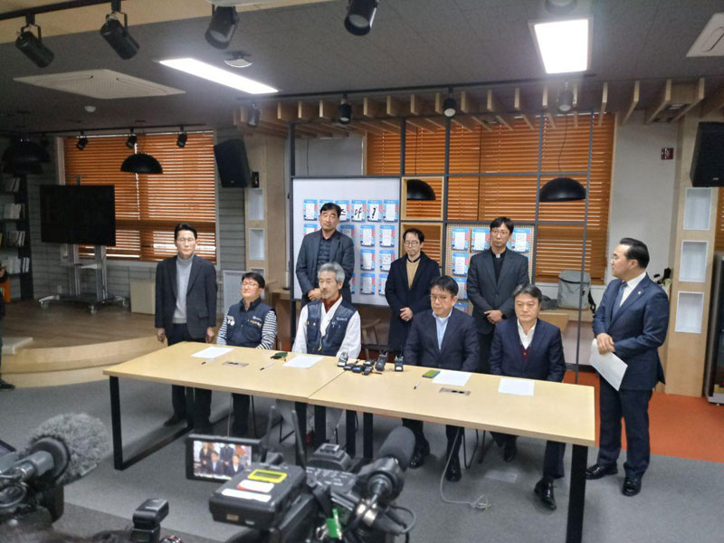 파인텍 노사는 11일 오전 8시 5분 경 서울 양천구 사회적경제지원센터에서 전날인 10일부터 이어진 6차 교섭 결과를 발표했다. (탁자에 앉은 왼쪽부터) 금속노조 이승렬 부위원장, 파인텍지회 차광호 지회장, 스타플렉스 김세권 대표, 파인텍 강민표 대표(스타플렉스 전무)가 각각 노사 대표로 합의식에 참여했다. 2019.01.11