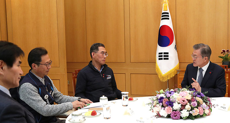 문재인 대통령은 지난 25일 오후 청와대 본관에서 김명환 민주노총 위원장, 김주영 한국노총 위원장을 면담했다. 이날 면담에는 노영민 대통령 비서실장, 김수현 정책실장, 이용선 시민사회수석 등이 배석해 노동계 의견을 청취했다. 자료사진.
