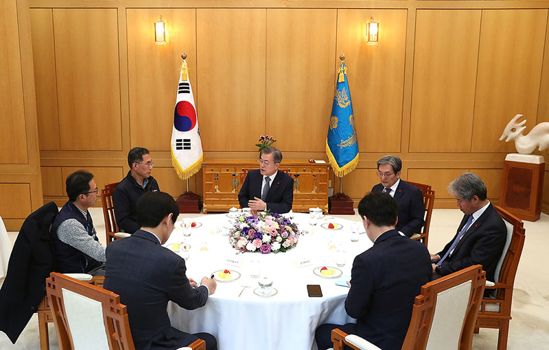 문재인 대통령은 25일 오후 청와대 본관에서 양대노총 위원장과 면담했다. 문재인 대통령을 중심으로 왼편에 김주영 한국노총 위원장, 김명환 민주노총 위원장, 이용선 청와대 시민사회 수석이 앉았다. 오른편에는 노영민 대통령 비서실장, 김수현 정책실장, 정태호 일자리수석 등이 배석해 노동계 의견을 청취했다. 2019.01.25