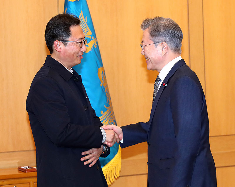 문재인 대통령은 25일 오후 청와대 본관에서 양대노총 위원장과 면담했다. 문 대통령이 민주노총 김명환 위원장을 반기며 악수를 하고 있다. 2019.01.25
