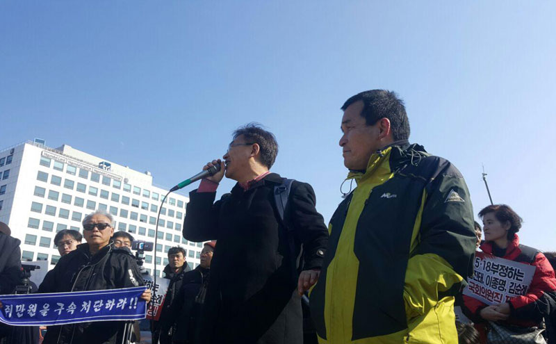 13일 오후, 서울 영등포구 여의도 국회 앞에 300여명의 광주시민들이 모여 자유한국당의 '5.18 공청회' 망언 관련 규탄 기자회견을 벌였다. 광주진보연대 황성효 사무처장이 극우인사 지만원 씨에게 광수로 지목된 광주시민 백종환 씨를 소개해고 있다. 2019.02.13