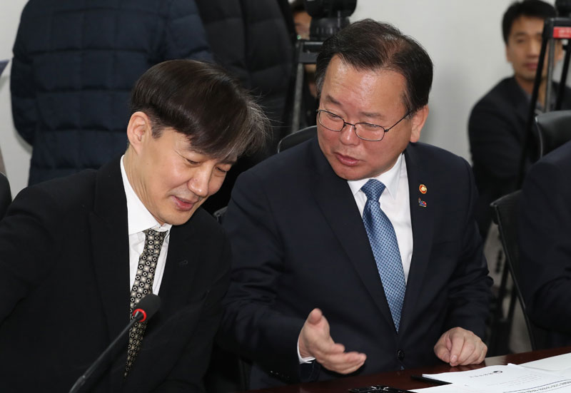 14일 오전 서울 여의도 국회 의원회관에서 열린 자치경찰제 도입 당정청 협의에서 김부겸 행정안전부 장관과 조국 청와대 민정수석이 대화하고 있다. 2019.02.14.