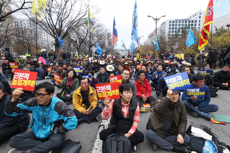 전국농민회총연맹은 서울 영등포구 KDB산업은행 앞에서 집회를 열고 근본적 농정개혁을 촉구했다.