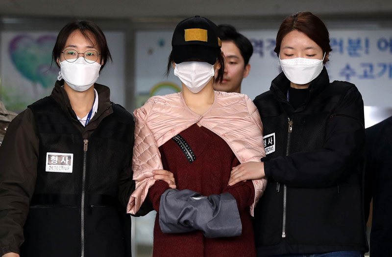 '마약 투약 혐의'로 경찰 수사를 받은 후 검찰로 송치되는 남양유업 창업주의 외손녀 황하나씨가 12일 오전 경기 수원남부경찰서에서 검차로 이송되고 있다. 2019.04.12.