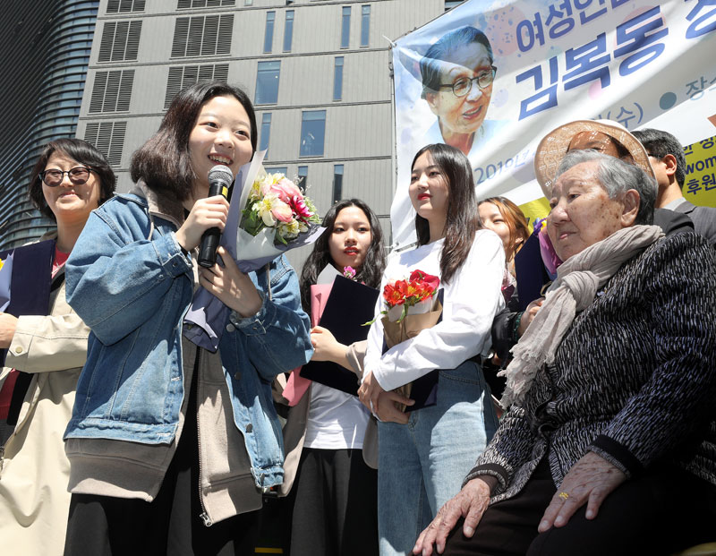 17일 서울 종로구 구 일본대사관 앞에서 열린 '김복동 장학금 전달식'에서 장학증서를 받은 대학생이 소감을 밝히고 있다. 2019.04.17.