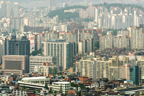 우리사회의 부동산 문제의 핵심은 여전히 높은 부동산 가격과 무주택자들이 겪는 주거불안정이다.