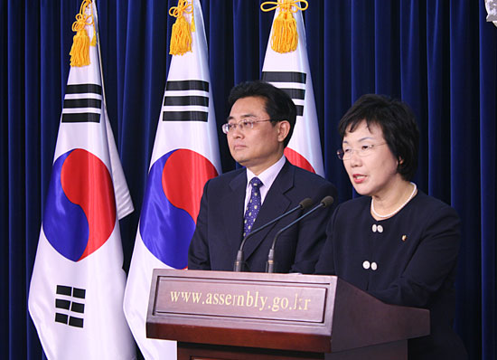 민주당 이미경 사무총장(오른쪽)과 전병헌 의원이 국회에서 "주상용 서울경찰청장은 분향소 강제 철거와 거짓 해명에 대해 공개 사과하라"고 요구하고 있다.