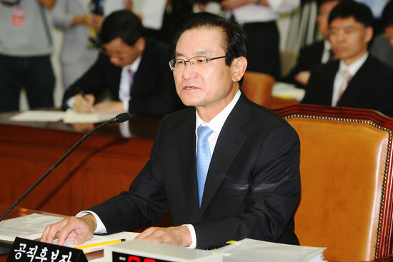 이귀남 법무부장관은 최근 흉악범죄가 잇따르자 16일 청송교도소를 방문해 사형집행 시설 설치 검토를 지시하고, 보호감호제 부활 추진을 언급했다.