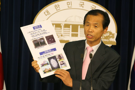 국회 천안함 특위 소속인 민주당 최문순 의원이 1일 국회에서 기자회견을 갖고, 합조단 조사 결과의 불일치를 지적하면서 "합조단이 발표한 흡착물질은 폭발을 거친 것으로 볼 수 없다"고 밝혔다.