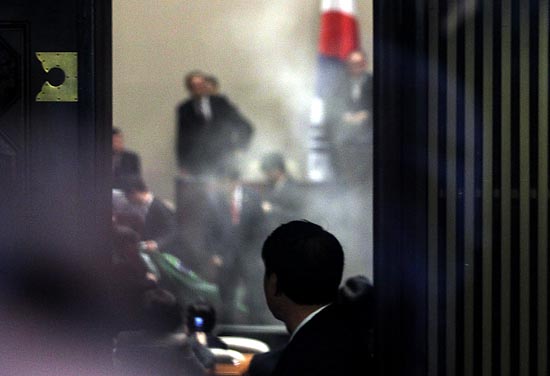 김선동 의원의 최루성 물질 투척으로 본회의장에 연기가 피어오르고 있다