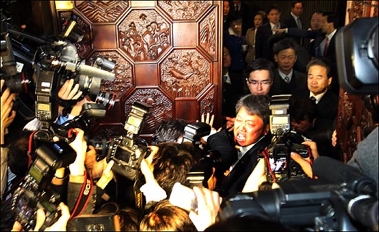 본회의장에서 끌려나오는 김선동 의원. 김 의원은 이후 야당의원들의 도움으로 다시 본회의장으로 들어갔다