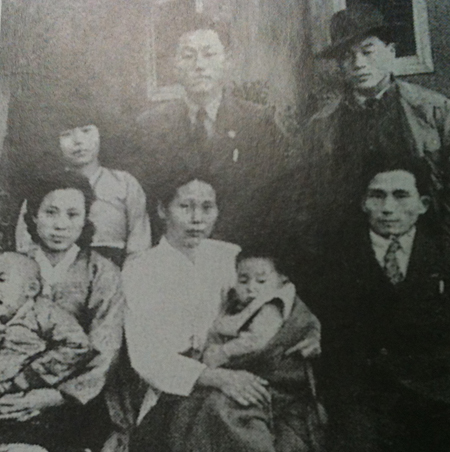 처자식을 두고 있던 박정희(앞줄 오른쪽 끝)는 1948년 이현란(앞줄 왼쪽 끝)을 만나 유부남이라는 사실을 숨기고 동거를 시작한다.