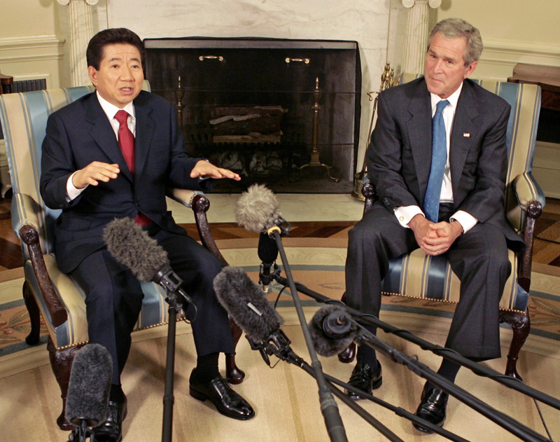노무현 정부는 2005년 9월 미국과 전시작전통제권(전작권) 환수 문제 협의를 시작해 2007년 2월에 2012년 4월 17일 전작권을 한국군이 환수하기로 합의했다.