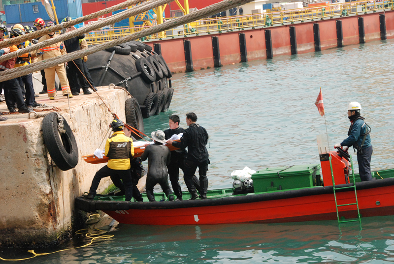 119구조대 등이 바다에 빠져 사망한 하청 노동자 시신을 수습하고 있다.