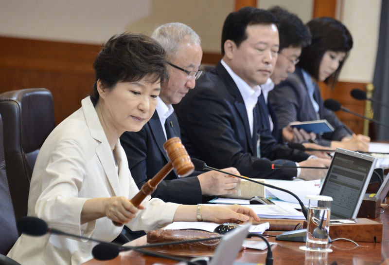 보건복지부는 10일 의료법인 병원 부대사업을 확대하고 영리 목적 자회사 설립을 허용하는 의료법 시행규칙 개정안을 11일부터 7월 22일까지 입법예고한다고 밝혔다. 박근혜 대통령이 10일 이와 관련한 내용을 다룬 국무회를 주재하고 있다.