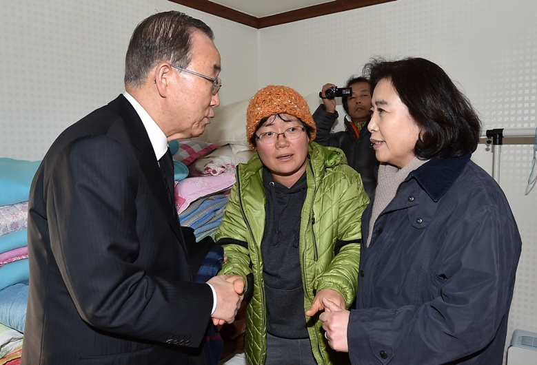 지난 17일 세월호 참사 현장인 전남 진도 팽목항을 방문한 반기문 전 유엔 사무총장과 새누리당 박순자 의원이 미수습자 가족의 손을 잡고 있다.