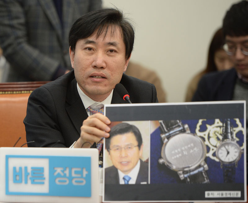 바른정당 하태경 의원이 24일 서울 여의도 국회에서 열린 원내대책회의에서 발언을 하고 있다.