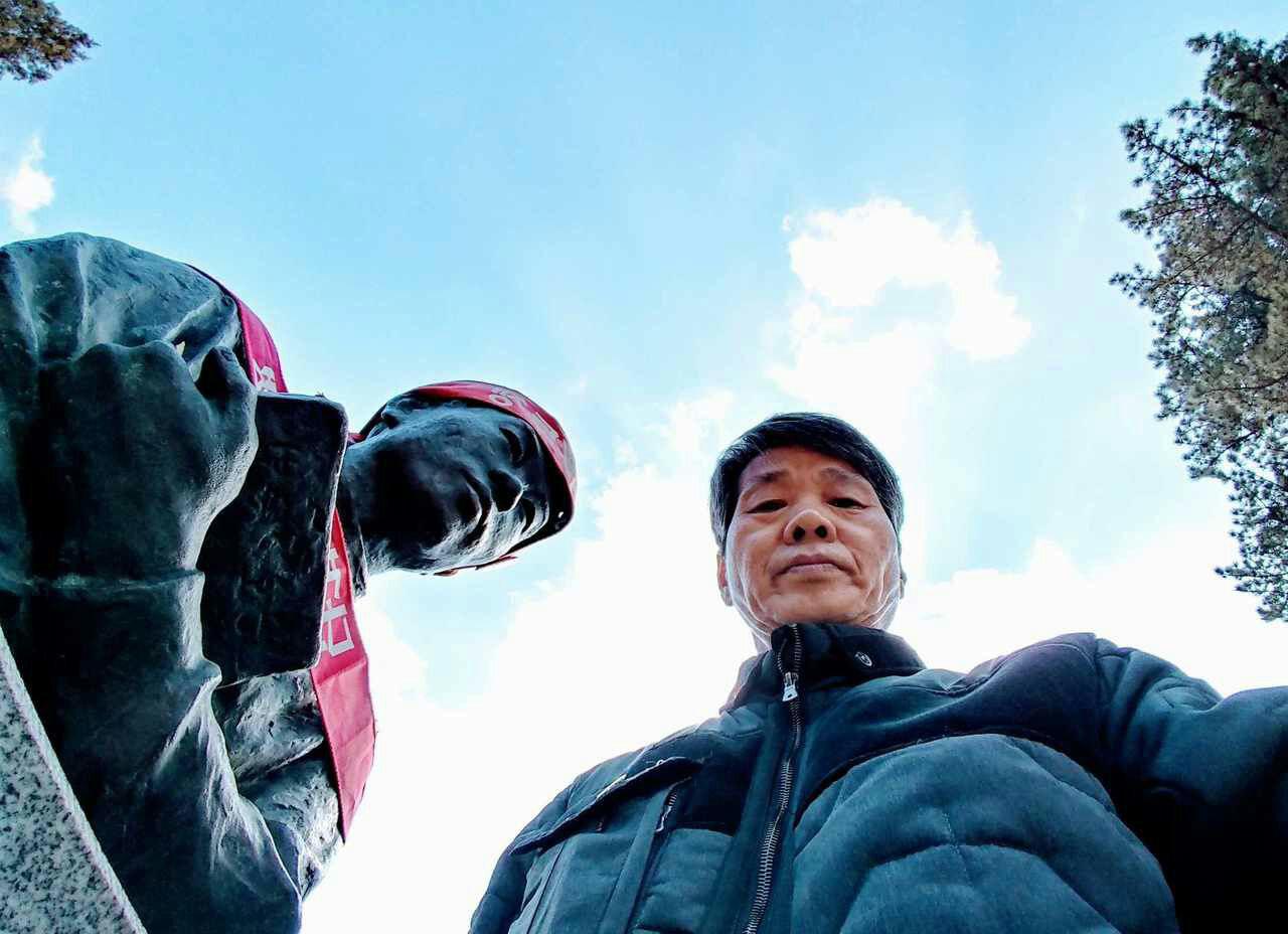 전태일 동상과 함께한 전태삼 씨