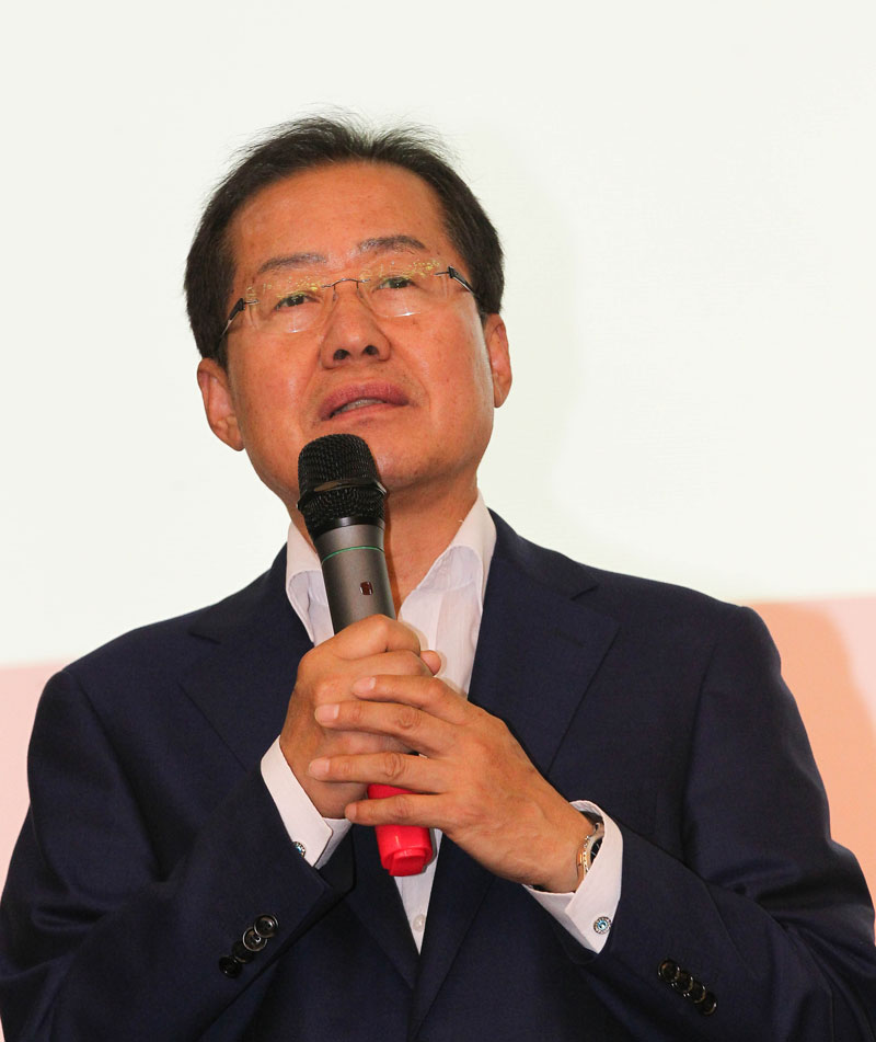홍준표 전 경남도지사가 19일 오후 제주 퍼시픽호텔 2층에서 열린 제2차 전당대회 제주 타운홀 미팅에서 발언하고 있다.