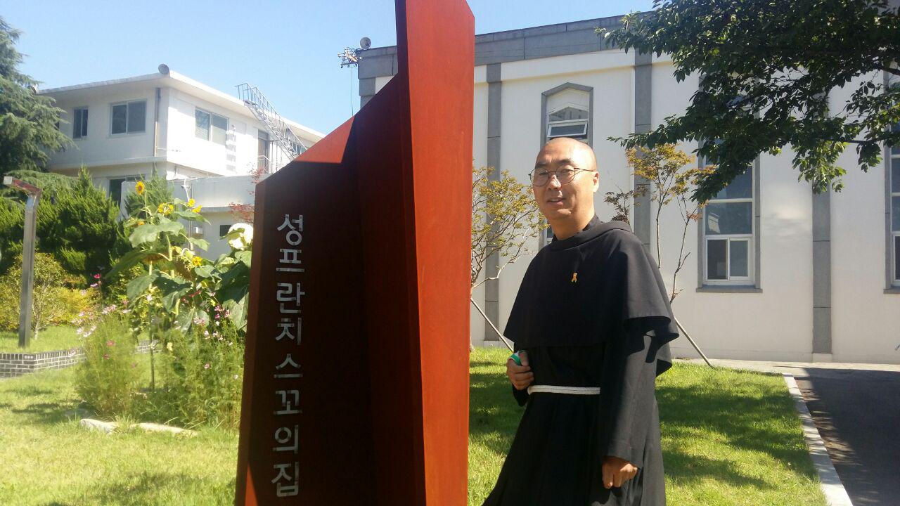 수도복을 입은 서영섭 신부(꼰벤뚜알 프란치스코 수도회)