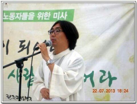 서울 중구 대한문 앞에서 쌍용차 해고 노동자들을 위해 미사를 봉헌 중인 서영섭 신부(꼰벤뚜알 프란치스코 수도회)