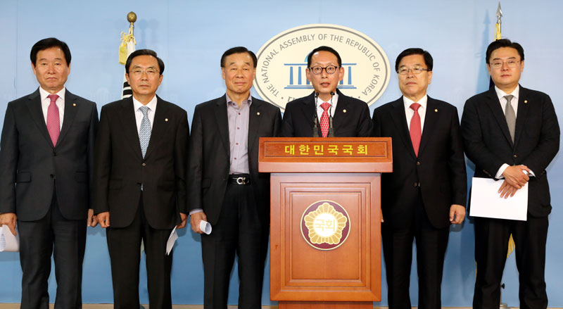 14일 오후 국회 정론관에서 서울 여의도 국회 정론관에서 ‘좌파 시민단체 지원 등 퍼주기 예산 막겠다“며 예산안 심사 방향에 대해 브리핑을 하고 있는 자유한국당 예산결산특별위원회 소속 의원들. 왼쪽부터 곽대훈·경대수·김기선·김도읍·김광림·김성원 의원