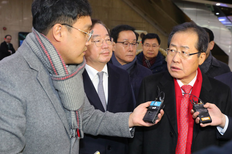 자유한국당 홍준표 대표가 일본 방문을 마친 뒤 15일 오후 김포국제공항을 통해 입국하던 중 취재진의 질문을 받고 있다.