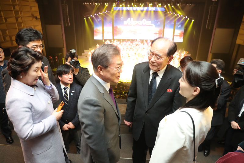 문재인 대통령이 11일 오후 서울 중구 국립극장에서 삼지연 관현악단을 비롯한 북한 예술단의 공연 관람을 마친 후 북측 김영남 최고인민회의 상임위원장, 김여정 노동당 중앙위원회 제1부부장과 대화를 나누고 있다.