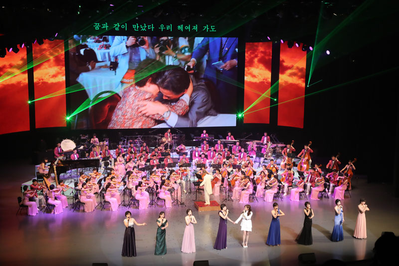 11일 오후 서울 중구 국립중앙극장에서 북한 삼지연 관현악단과 소녀시대 서현이 피날레곡인 ‘다시 만납시다’를 부르고 있다.