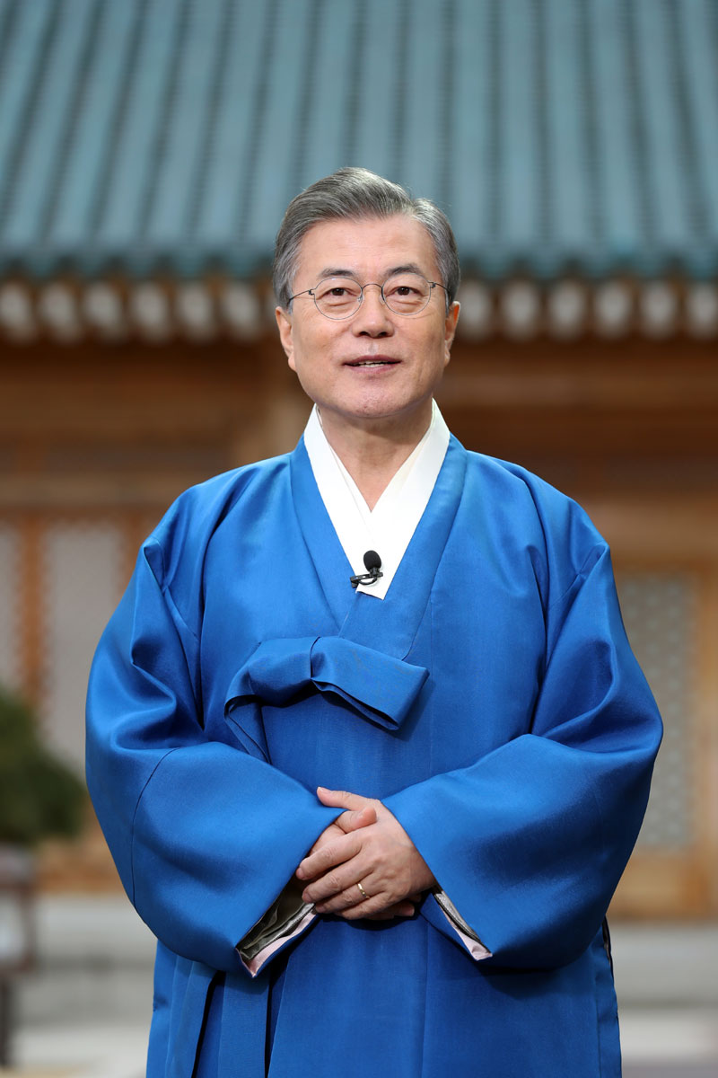 문재인 대통령이 15일 한복을 입고 설 인사를 전하고 있다.