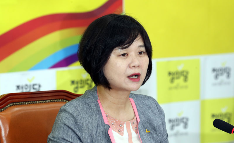 정의당 이정미 대표가 12일 서울 여의도 국회에서 당 대표 취임 1주년 기자회견을 하고 있다.