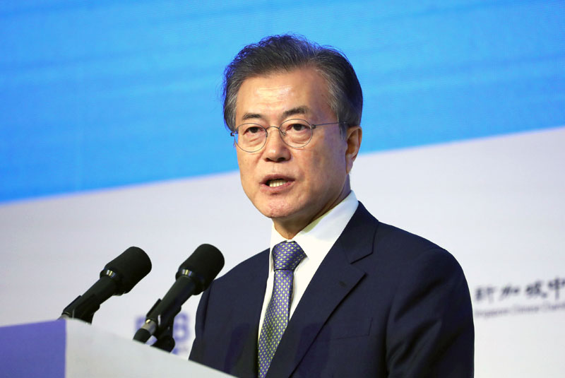 문재인 대통령이 12일 싱가포르 샹그릴라 호텔에서 “평화와 협력, 새로운 미래를 위한 도전”을 주제로 한 ‘한-싱가포르 비즈니스 포럼’에 참석해 기조연설을 하고 있다.